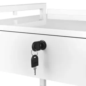 Ästhetischer und funktionaler Metall- und Holztisch